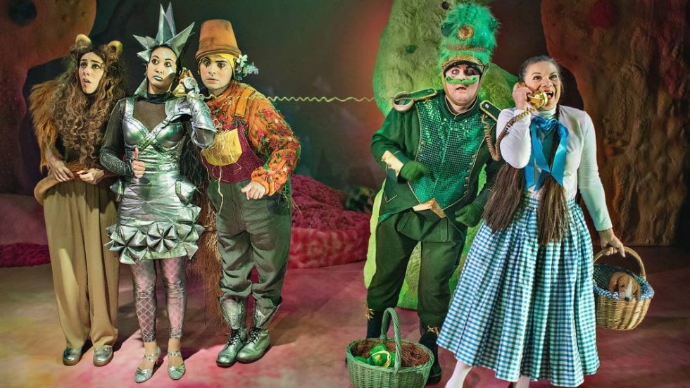 Färgexplosion. Fyra gånger Dorothy och den gröna soldaten i samtal med Trollkarlen.