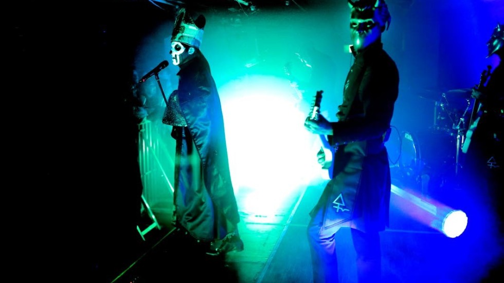 Linköpingsband. Tobias Forge, ledare i Ghost, har stämts vid Linköpings tingsrätt att fyra tidigare bandmedlemmar.