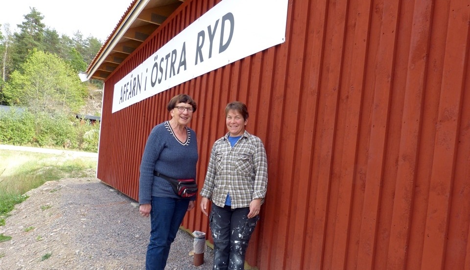 Maggan Hultström och Anci Carlsson vid den nya affären i Östra Ryd som kommer att få namnet Handlarn, som är ett Axfoodkoncept. Foto: Leif Larsson