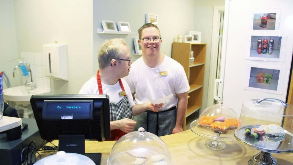 Samarbete. Mikael Larsson och Rikard Lind sköter kök, kassa och servering vid Café Bergdala.
