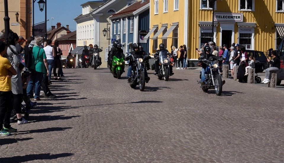 En hel del folk hade samlats på torget i Vimmerby för att se den traditionella krtegen på MC-dagen.