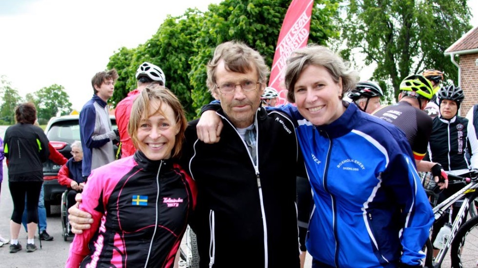 Leif i centrum. Cykelhandlaren Leif Axelsson omgiven av Therese Lindqvist (t v) och Anna Pettersson, de båda kunder som tog initiativet till träningskvällen till förmån för Cancerfonden.