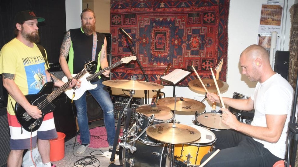 För drygt 30 år sedan började Linus Hjelm, Martin "Mazze" Karlsson och Anders Håårdh att spela tillsammans. Nu har de återförenats igen och har flera band tillsammans.