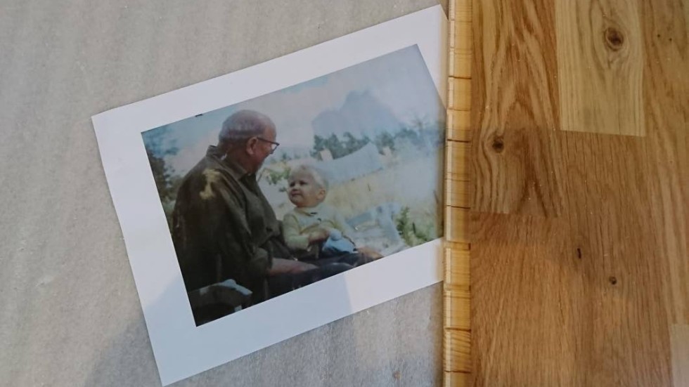 Ett foto på Jan och hans morfar placerades under det nya golvet.