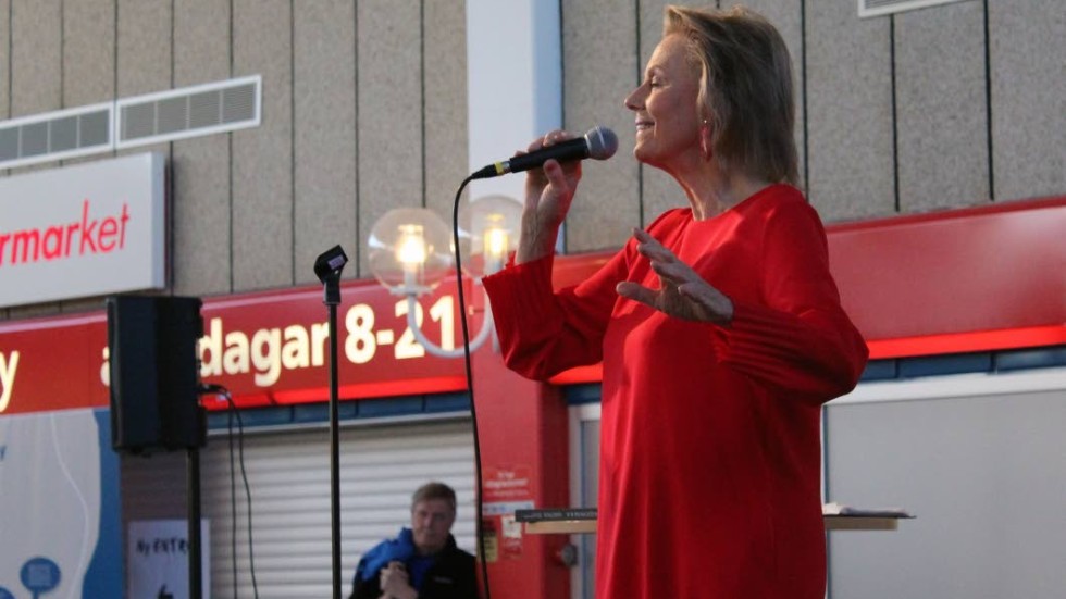 Arja Saijonmaa uppträdde i Gamleby köpcentrum.