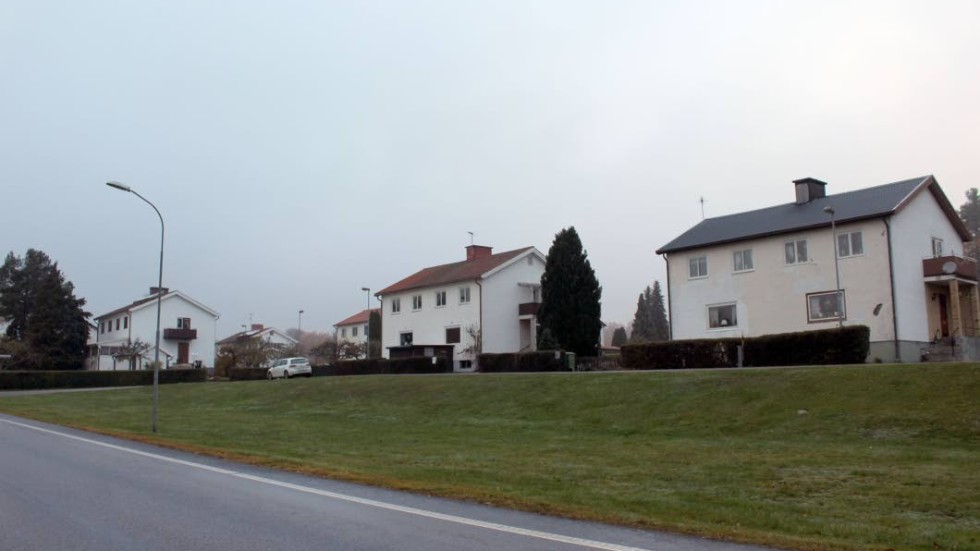 Det finns påfallande många vita hus i Överum.