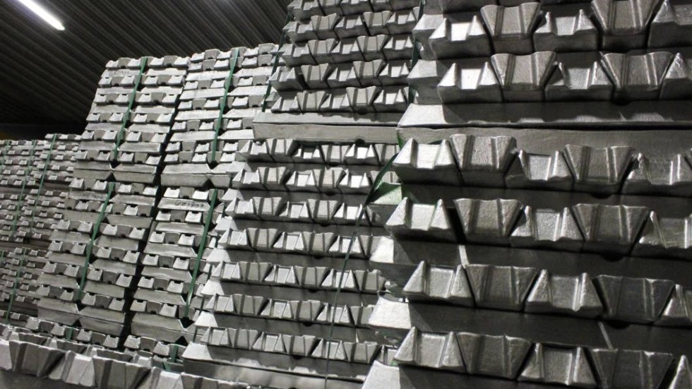 480 ton återvunnen aluminium gör man av med i veckan i snitt. En del kommer till och med i smält form.