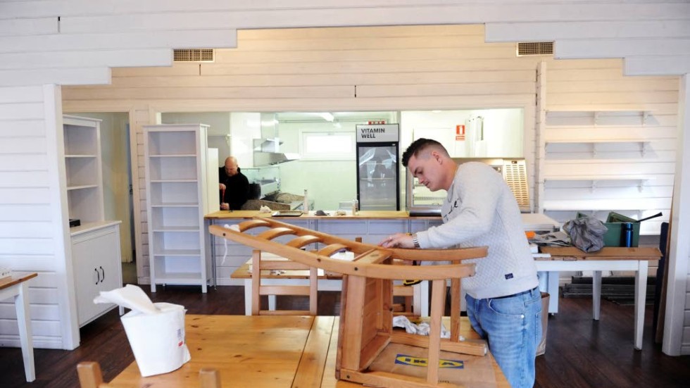 Det sista fixas inför öppnandet. Brorsonen Martin Frederiksen lagar stolar och Stefan Johansson fixar i köket.