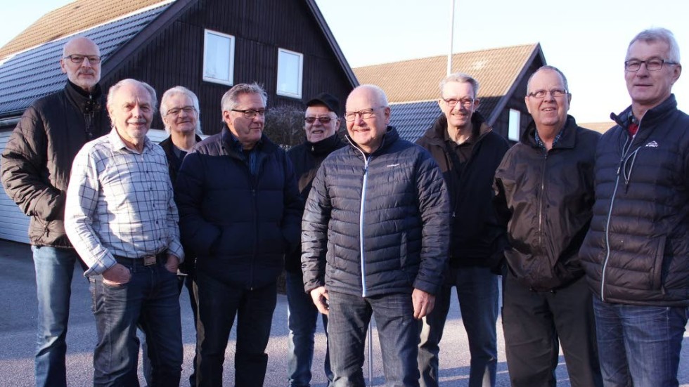 Nu är de nio i fikagänget. Håkan Green, Franz Hruschka, Sören Nilsson, Bertil Stridell, Kurt Migfors, Gösta Svensson, Lennart Schill, Nisse Karlsson och Lars-Eric Andersson.