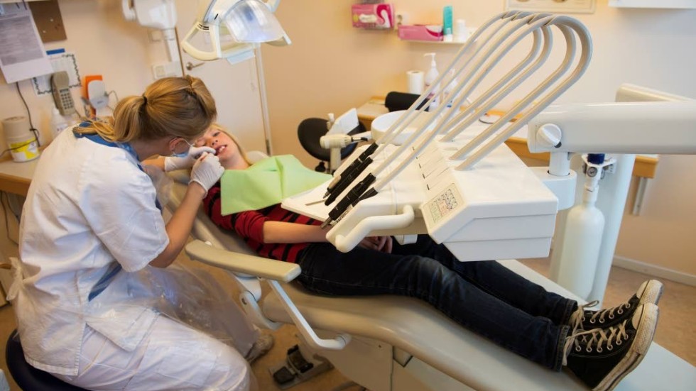 Inte enbart tandläkare utan även tandsköterskor har ett ansvarsfullt arbete som borde löna sig bättre, enligt debattörerna.