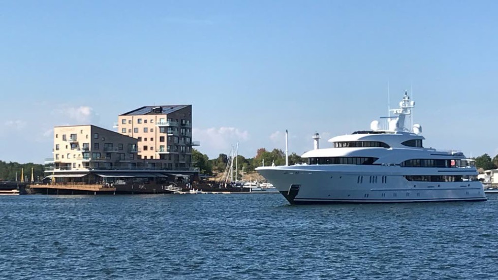 Vems är denna båt som lagt till i Västervik?