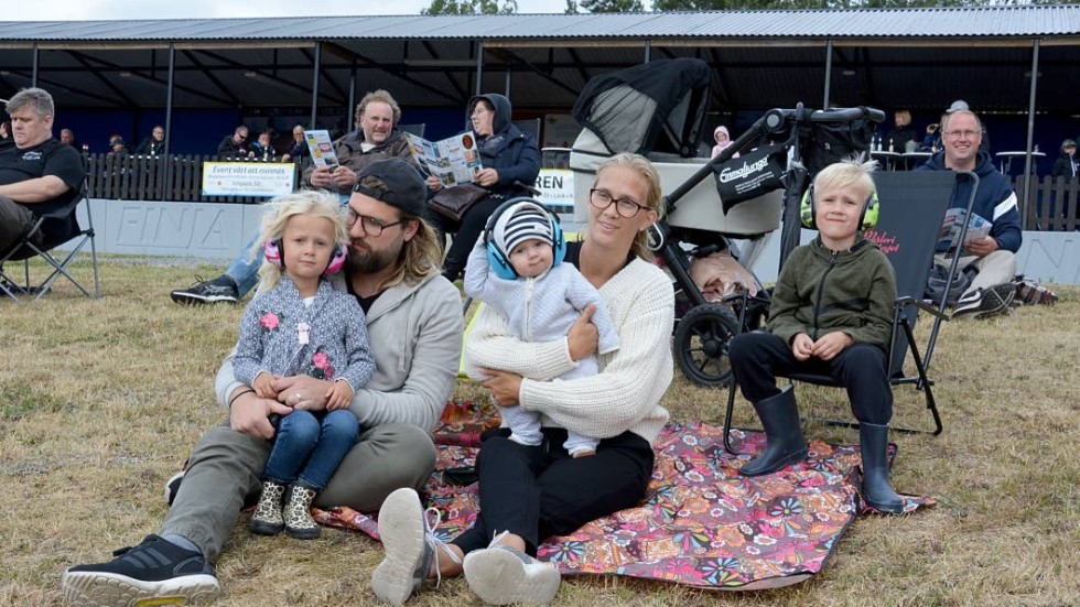 Christoffer Malmberg har tagit med sig hela familjen, Sofi Landersahl och barnen Vilma, Valter och Vincent på speedway. Det är första gången de går tillsammans allihop och särskilt Vilma, som aldrig varit här förut, tycker det är väldigt spännande.