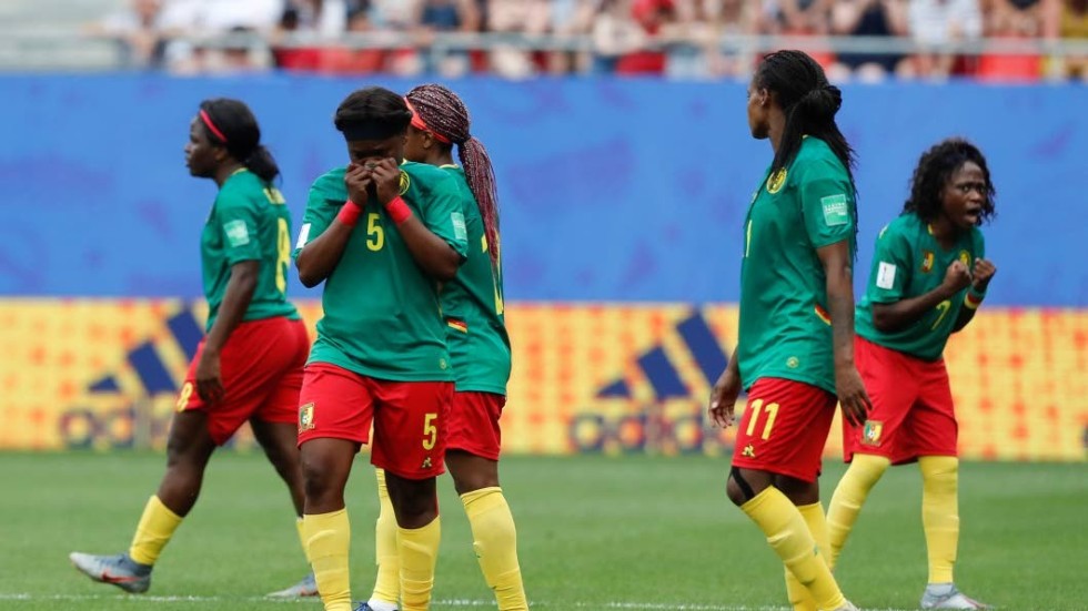 Kameruns spelare vägrade sätta igång spelet efter att VAR hade godkänt Englands 2-0-mål.
