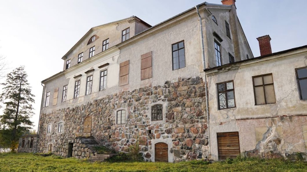 Området runt slottsruinen på Vinäs är nu stängt för motorburna besökare.