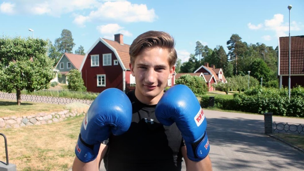Helt plötsligt tappade Hugo Pettersson motivationen för att tävla och vinna. Men han älskar att träna och har inte lämnat boxningen. "Jag hjälper klubben", berättar Boxholmskillen.