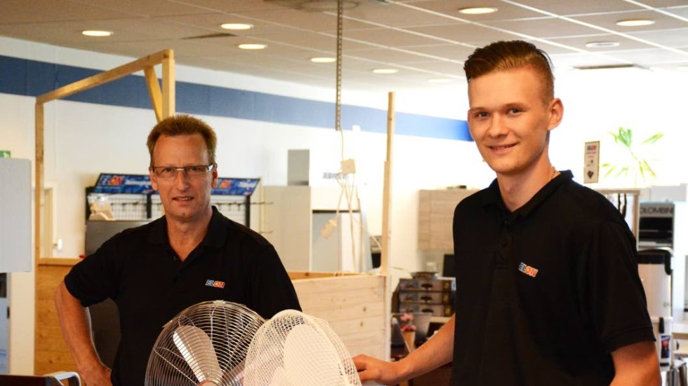 Mats Ståhl (till vänster) och Sebastian Karlsson märker av en klar ökning av försäljningen av fläktar och kylanläggningar när det är varmt ute.