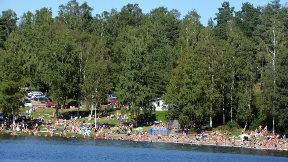 Åtskilliga hundra badsugna valde att spendera torsdagen på Nossens strand.