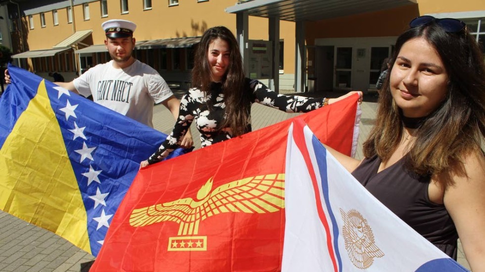 Amel Karic, Jessica Gerges och Valentina Francis gillar inte Birgittaskolans beslut att inte tillåta flaggor på studenten.