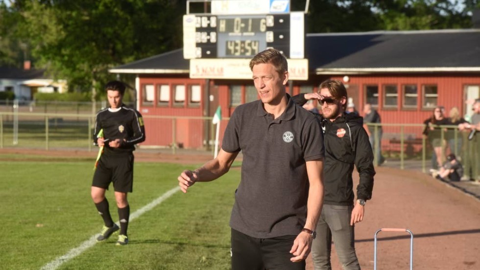 Jerker Einarsson får lämna sitt uppdrag som huvudtränare för Hultsfreds FK.