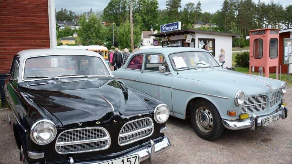 Två exemplar av Volvos klassiska modell Amazon som tillverkades mellan 1956 och 1970. Den till vänster är från 1959 och den andra från 1965.