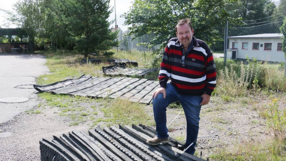 Magnus Karlsson visar den nya markberedaren som tagits fram vid Virserumsföretaget.