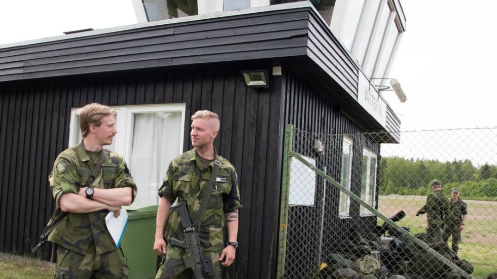 Soldaterna Robin Locknerud och Jonathan Andersson håller vakt utanför Västerviks flygplats. Militärövningen kommer att pågå i två veckor.