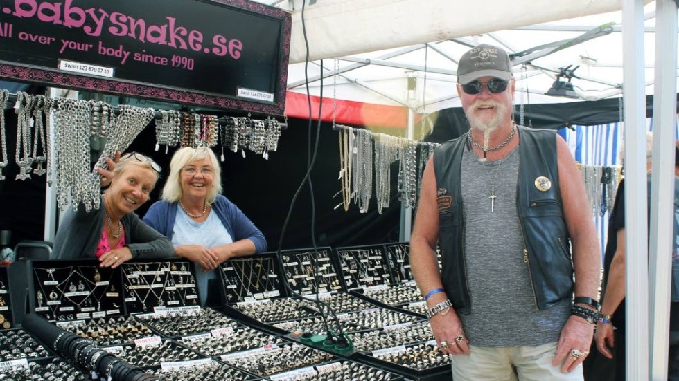 Marie Trussell och Rose-Marie Andersson säljer smycken till sin stamkund Classe Landegren.