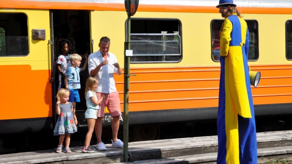 En mycket lång man klädd i blågult mötte barnen vid Fårhult station.
