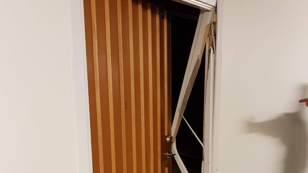 Ett 40-tal dörrar förstördes på Västerviks Gymnasium efter förra veckans inbrott. Totals har ett 15-tal liknande inbrott anmälts under juli.