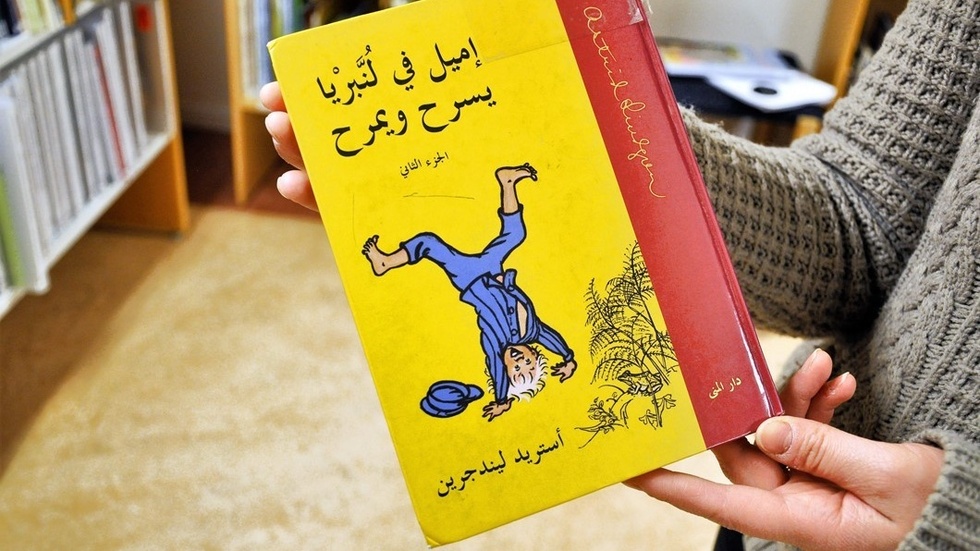Biblioteket har barnböcker översatt till mängder av språk, Emil i Lönneberga på arabiska till exempel.