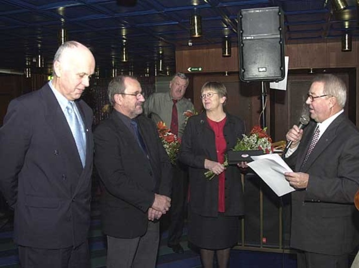 Jubel och gala på hotellet. För 25 års politisk verksamhet uppvaktades Bo Bergman, Edgar Hofvergård och Margareta Åverling.