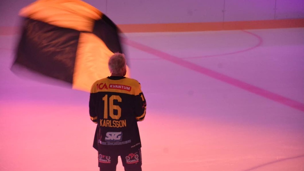Kaptenen Jakob Karlsson åkte runt med VH-flaggan.