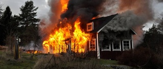 Två fritidshus har förstörts i olika bränder
