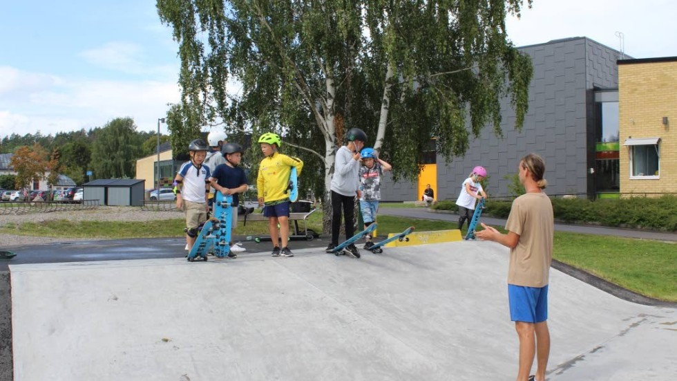 Axel Woxberg med en grupp barn- och ungdomar på ett av skatepassen.
