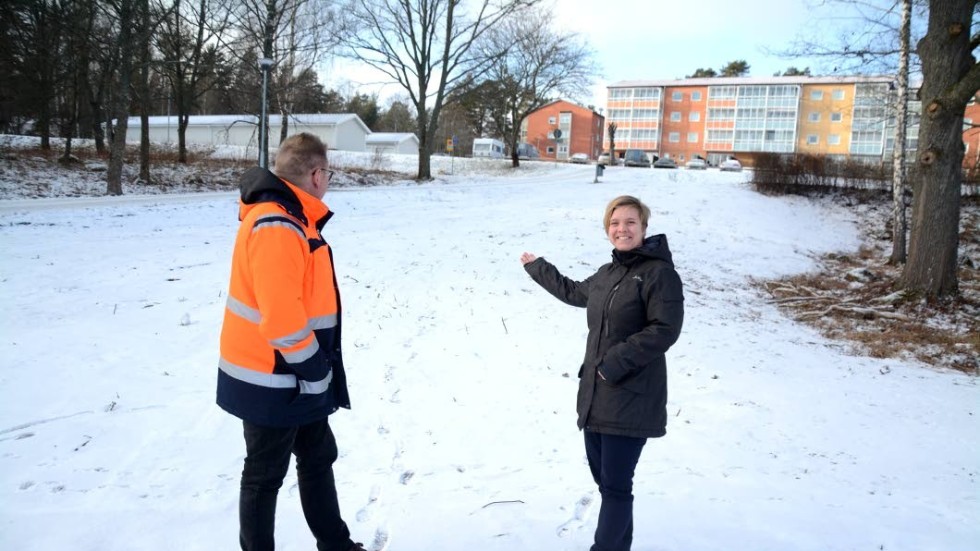 Kommunens Jimmy Johansson och Ida Härnström visar upp det nya området vid Kullaparken dit de av säkerhetsskäl hänvisar barnen att åka pulka.