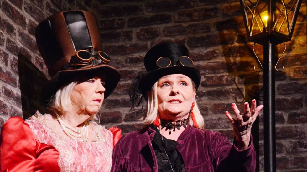 Den eländigt snåla och sura Ester Scrooge, t.h, spelas av Maja Enqvist. Rose Edlund spelar Forna tiders ande som tar med Miss Scrooge på upptäcksfärd i det förflutna.