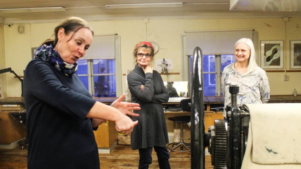 Tina Lindgren demonstrerar lite hur det går till att förbereda en tryckning.  Bredvid henne, Åsa Kvissberg och Marina Holmberg.