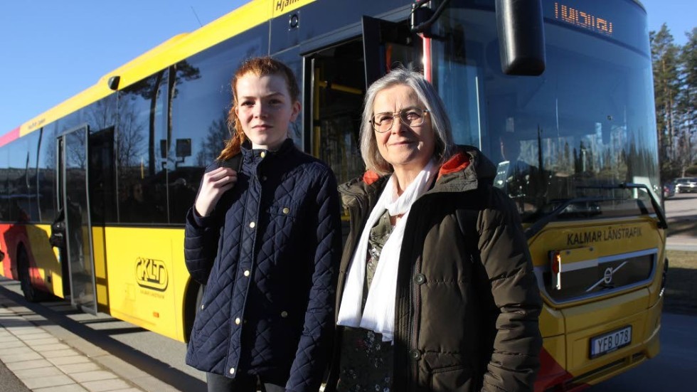 Astrid Karlsson 7B och hennes lärare Inger Lignell har gjort gemensam sak och skrivit till KLT för att belysa att platserna på skolbussarna inte räcker till.