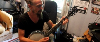 Han hyllar banjon på sin nya skiva