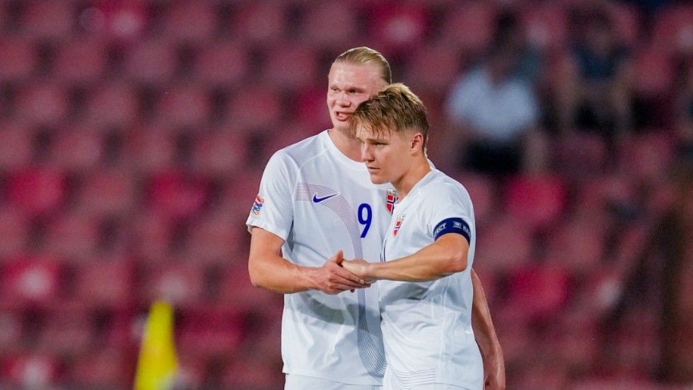 Erling Braut Haaland gratuleras av Martin Ødegaard efter att den förstnämnde gjort 1–0-målet borta mot Serbien i Nations League-premiären.