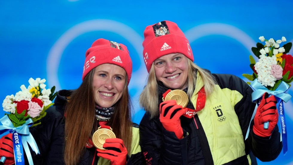 Katharina Henning och Victoria Carl skrällvann OS-guldet i sprintstafett före Jonna Sundling och Maja Dahlqvist. Arkivbild.