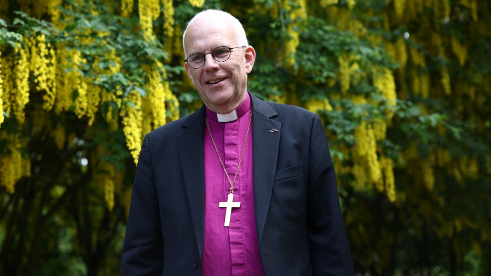 Martin Modéus, biskop i Linköpings stift, har valts till ny ärkebiskop efter Antje Jackelén. Här syns han utanför Linköpings domkyrka i samband med pressträffen efter valresultatet.