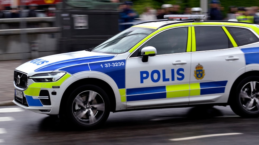 En man åtalas i Eskilstuna, misstänkt för att bland annat ha bitit en polis i fingret. Arkivbild.