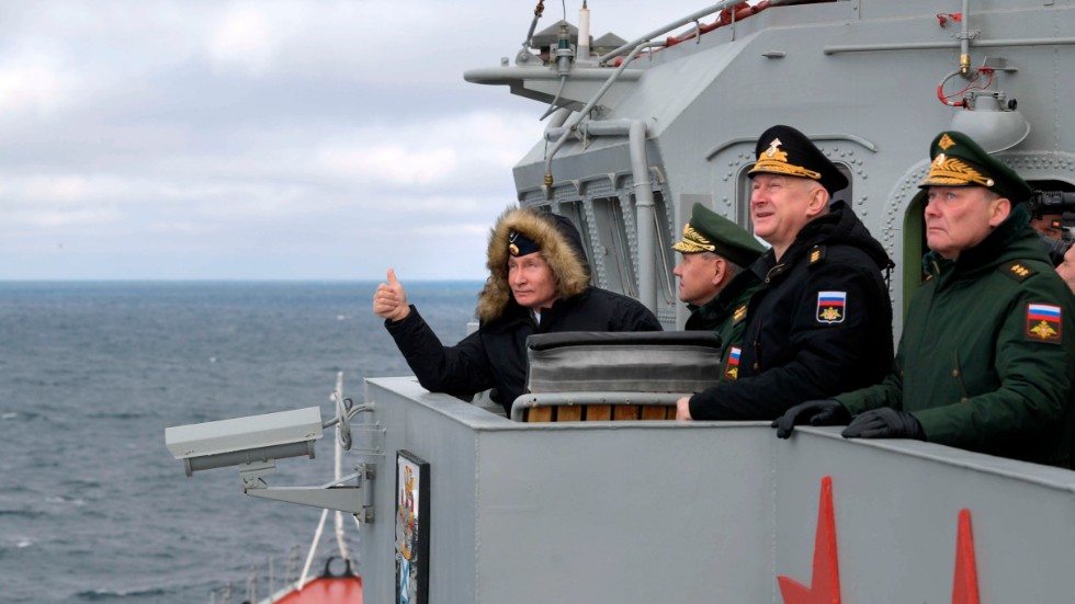 President Vladimir Putin till vänster och vad som påstås vara krigets nye befälhavare Aleksandr Dvornikov längst till höger.