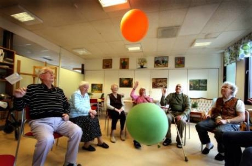 Det nya företaget riktar in sig på att aktivera äldre i Hultsfreds kommun med träning coh friskvård. Bilden är tagen i ett annat sammanhang som illustrerar aktivitet för äldre.