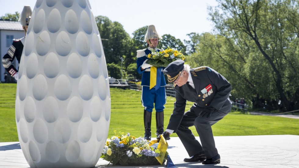 Så här såg det ut 2021 när kung Carl XVI Gustaf på Veterandagen lade en krans vid veteranmonumentet Restare på Gärdet i Stockholm. Det behövs uttalade lokala motsvarigheter till detta värdiga och symbolstarka högtidlighållande.