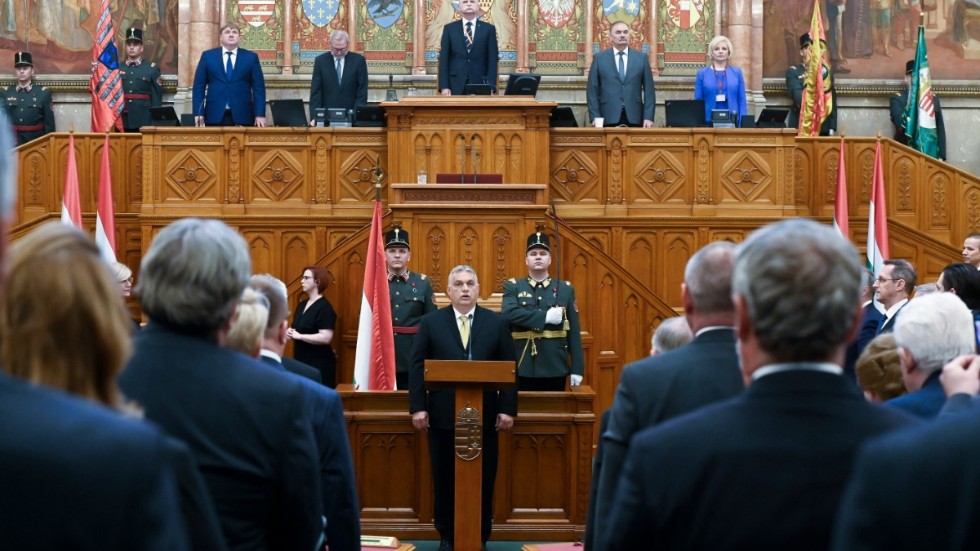 Viktor Orbán (i mitten) i parlamentet i Budapest, då han tidigare i maj inledde sin fjärde mandatperiod som premiärminister.