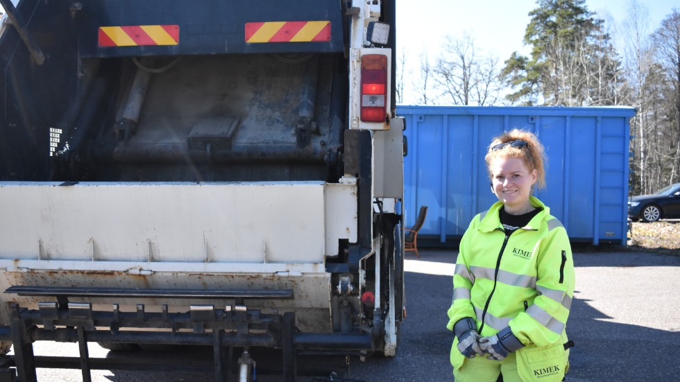 Evelina Svensson kör sopbil i vanliga fall men arbetar just nu med insamlingen av grovsopor.
