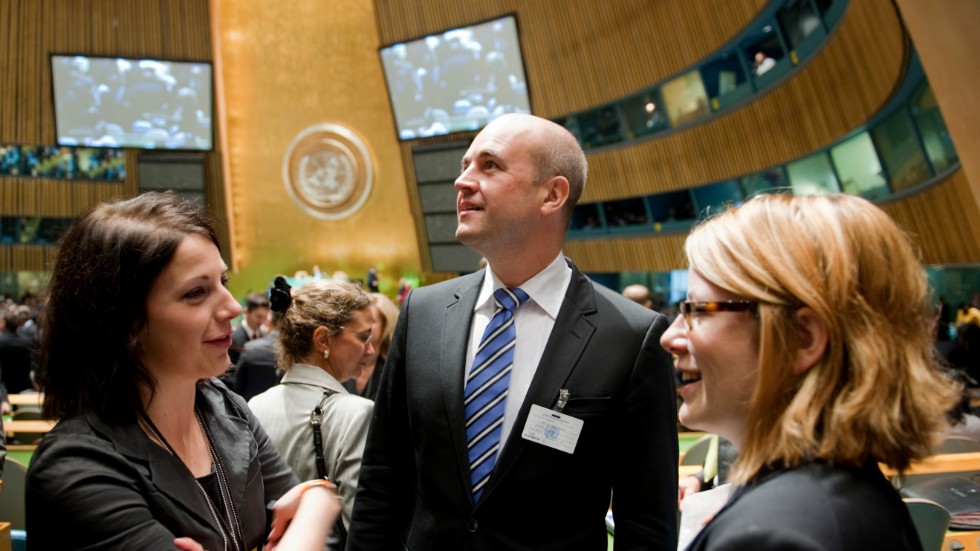 Fredrik Reinfeldt, då ordförande i EU, i FN-byggnaden i New York 2009. Bokdebuterande Moa Berglöf till höger.