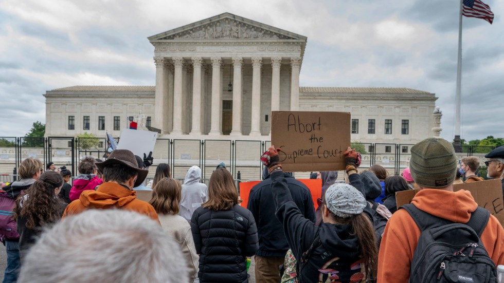 Motstånd. En demonstration för aborträtten vid USA:s högsta domstol, efter att uppgifter läckt om att abortlagstiftningen kan komma att rivas upp.